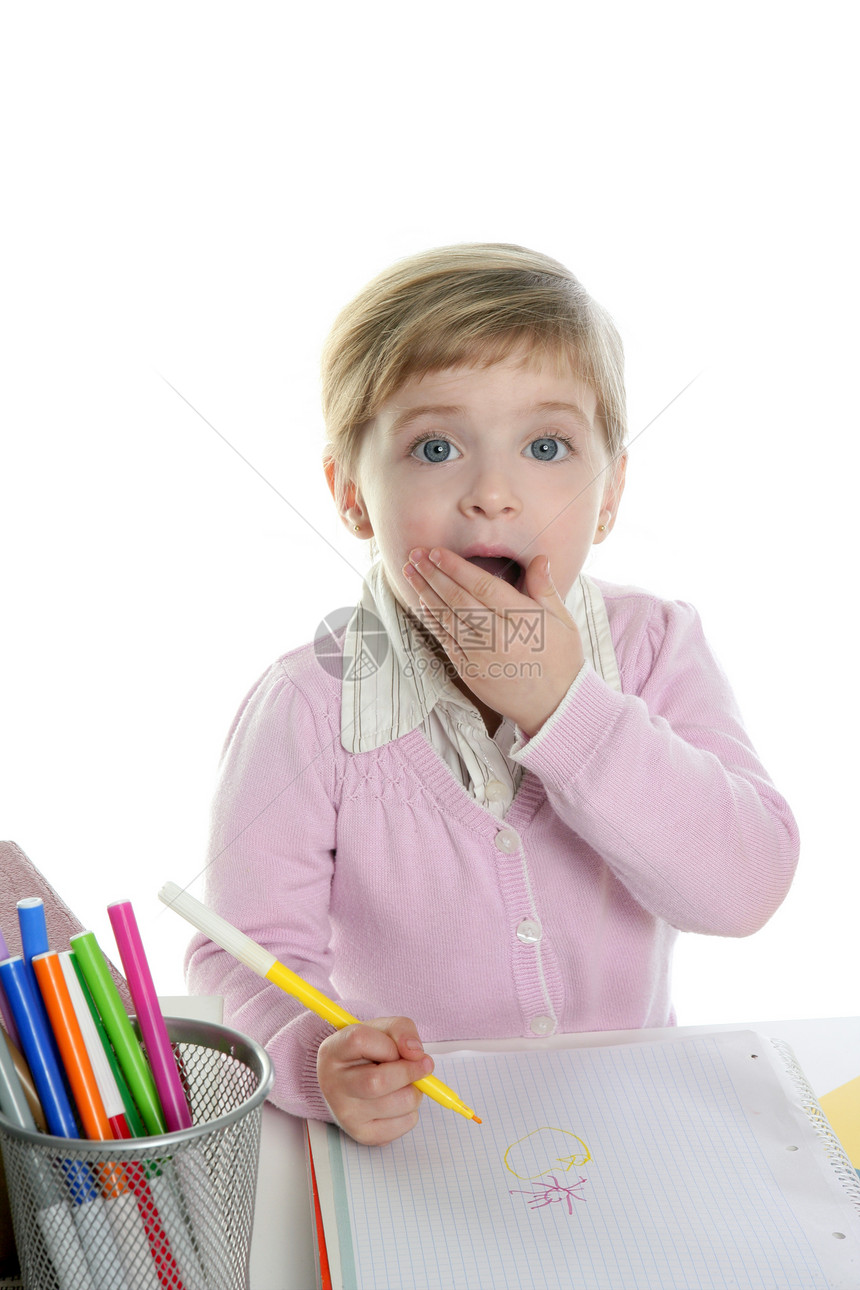 女学生 小Blond 小小惊讶的手势女孩瞳孔童年女性学习冒充婴儿班级铅笔金发图片