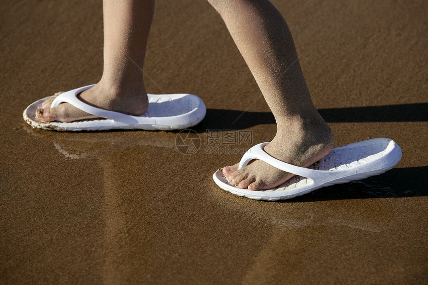 儿童在沙沙沙滩上脚踏婴儿成人鞋模仿支撑乐趣生活孩子女孩女儿海岸海岸线女性图片