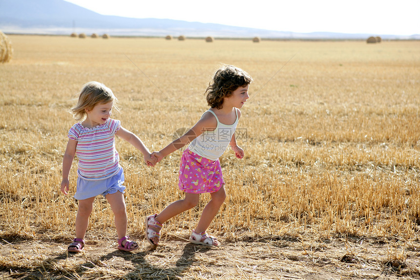 女孩们玩圆环小麦干面包场地稻草孩子们干草收成国家女孩女性谷仓姐姐图片