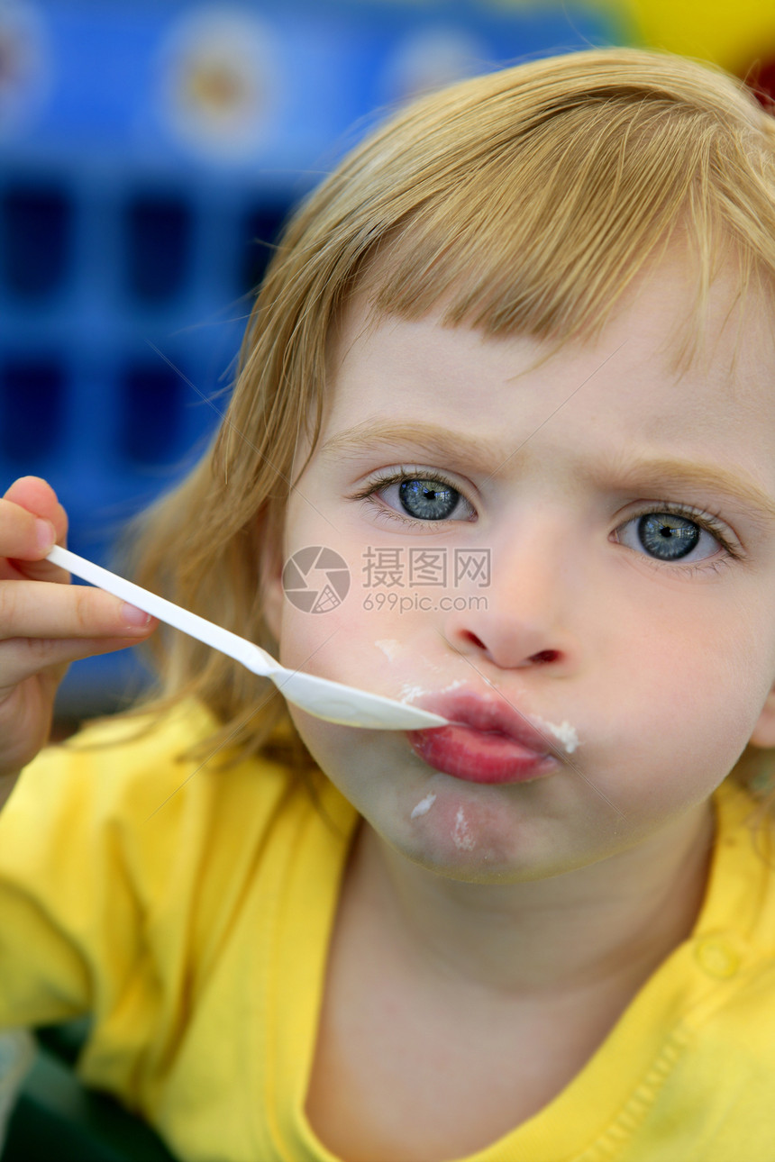金发的小女孩 吃和游荡手势金发女郎营养乐趣食物勺子教育童年女孩孩子图片