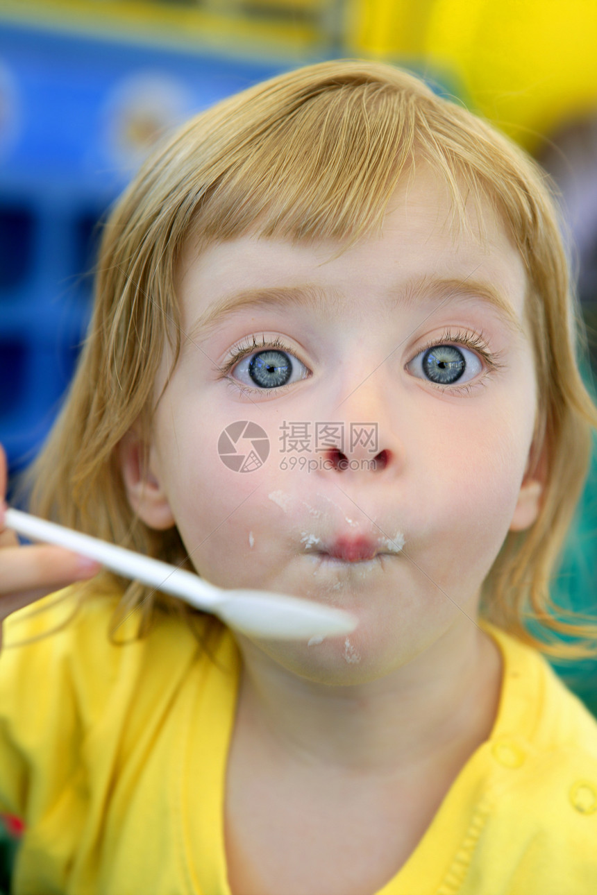 金发的小女孩 吃和游荡教育童年女性金发女郎头发食物营养饮食乐趣勺子图片