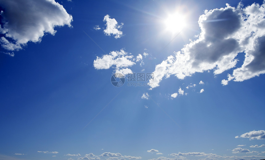 阳光明媚的蓝蓝天天空 有云地平线晴天墙纸天气蓝色气氛云景季节气候天堂图片