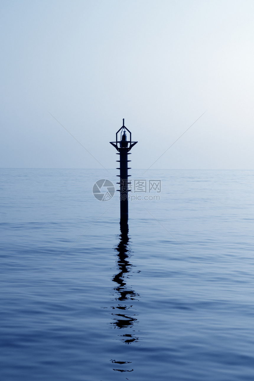 地中海蓝色海洋反射中的后光灯灯旅行液体信号灯塔天气背光海浪生态导航海滩图片