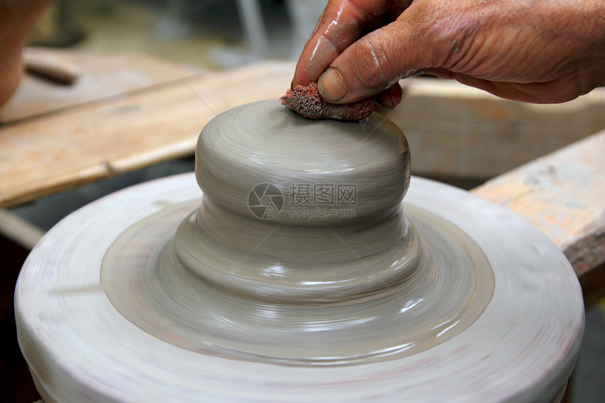 陶瓷粘土车手工作的人压力爱好陶器制品拇指车削男人雕塑艺术家模具图片