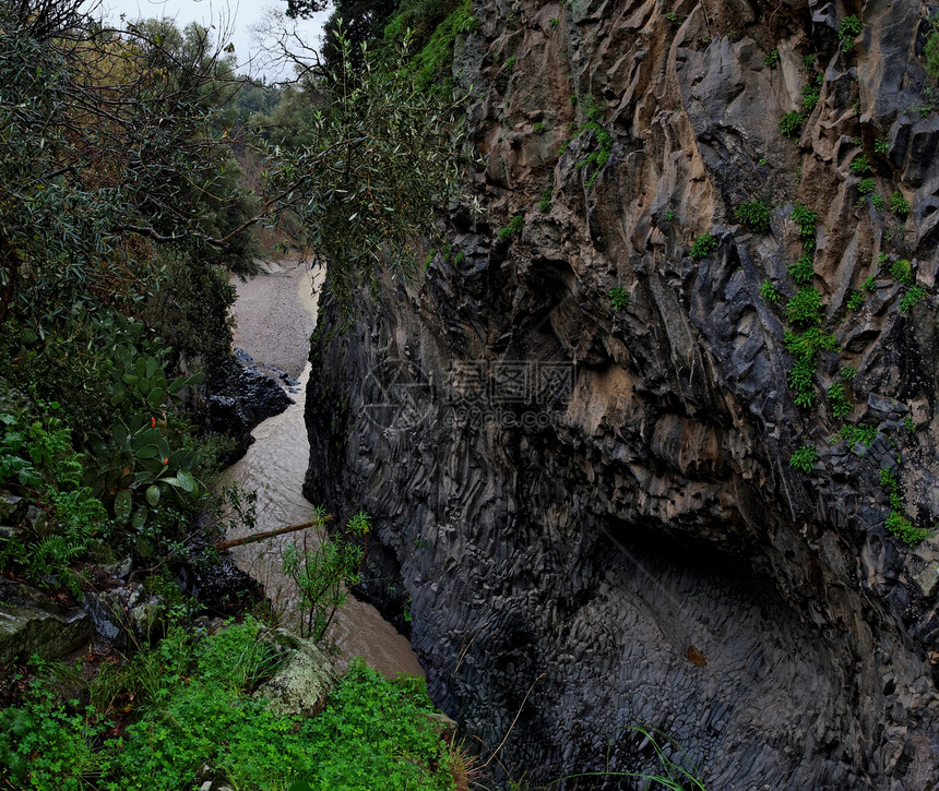 意大利西西里阿尔坎塔拉河峡谷下雨流动塔拉侵蚀山脉绿色灌木丛山沟地质学植被图片