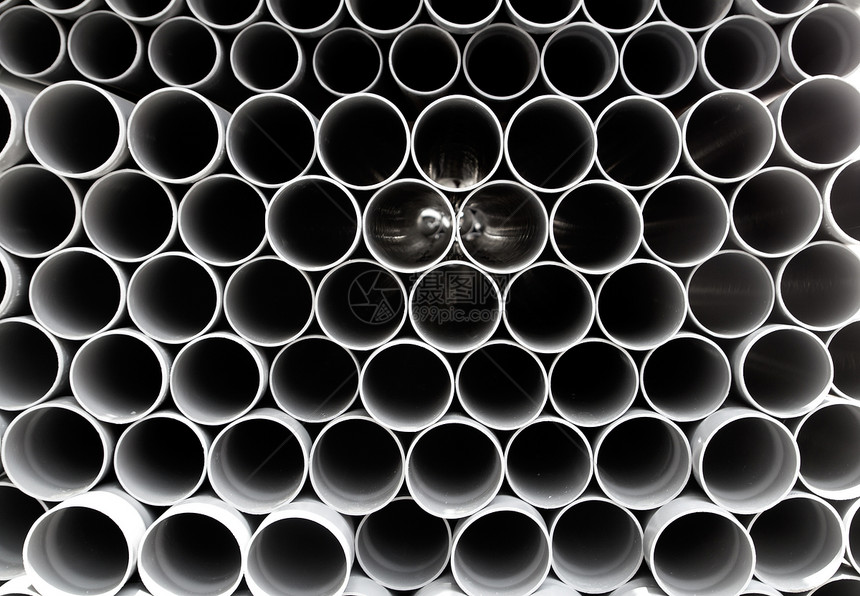 堆叠成行的灰色聚氯乙烯管塑料管卫生管子塑料工业圆形水平工厂白色下水道圆柱图片
