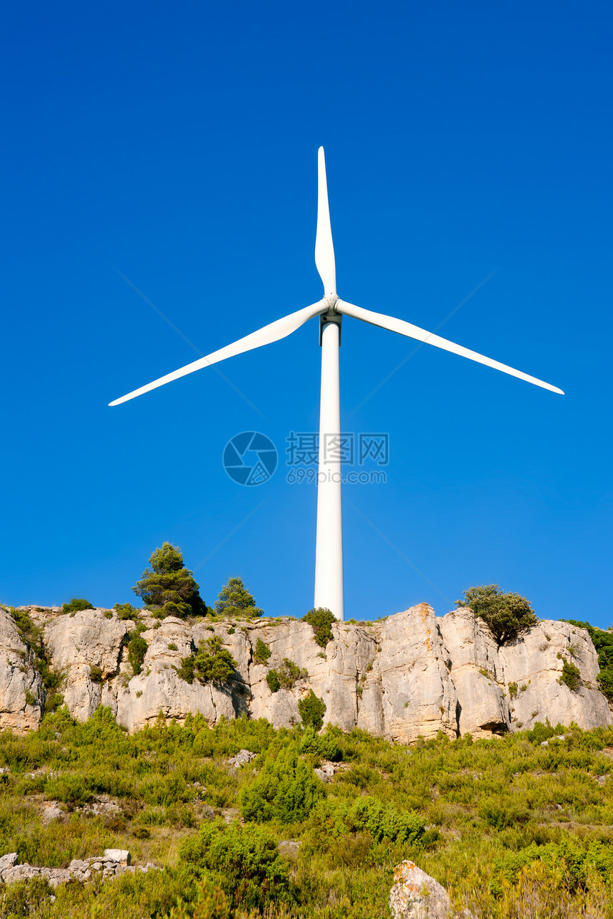 岩石山中的风车和风车蓝色绿色天空白色翅膀力量技术活力螺旋桨气氛图片