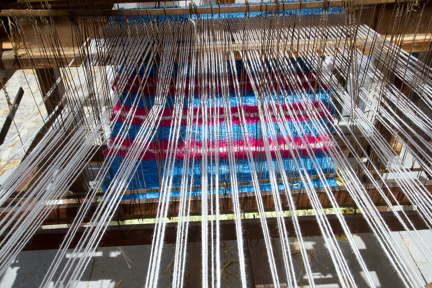 古古老的旋翼机工作民间古董机器纬线文化制造业羊毛地毯操作图片