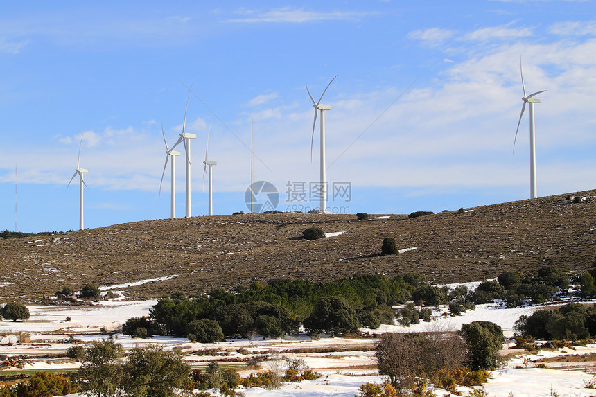 雪山上的风车和风车技术机械活力气氛农村天空地平线金属蓝色发电机图片