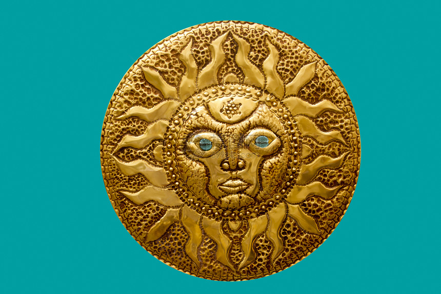 来自地中海的金色太阳手工艺品 孤立于地中海天气古董金子装饰品晴天射线风格雕刻太阳圆圈图片