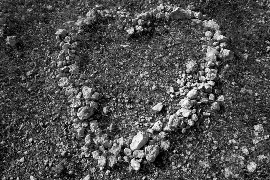黑白的心和白的白的心 在土壤中造化石块;图片