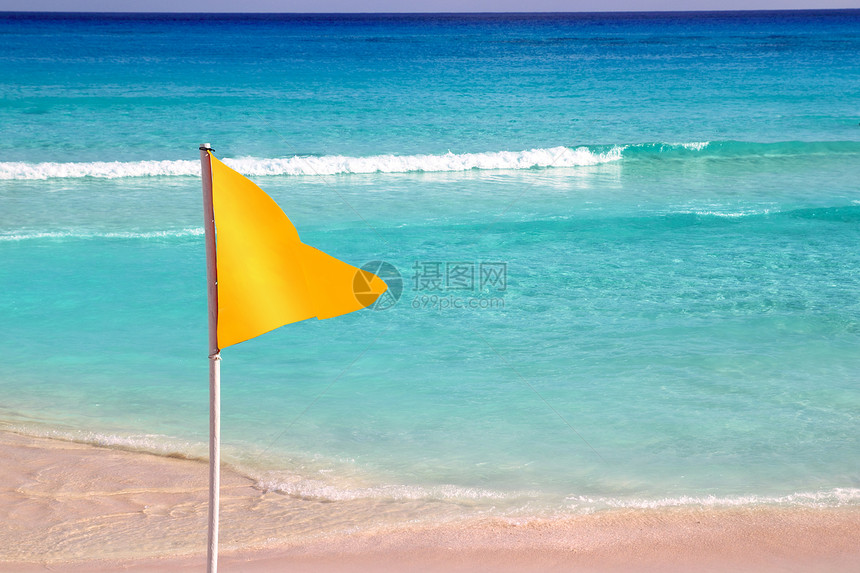 黄旗海沙滩天气指示信号地标危险适应症热带海洋宏观蓝色天空场景海浪图片