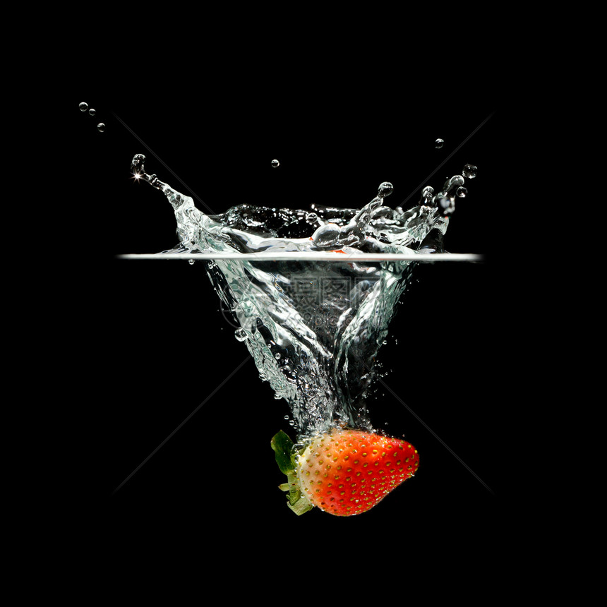 草莓在水中喷洒活力果汁运动饮食宏观食物飞溅气泡水果黑色图片