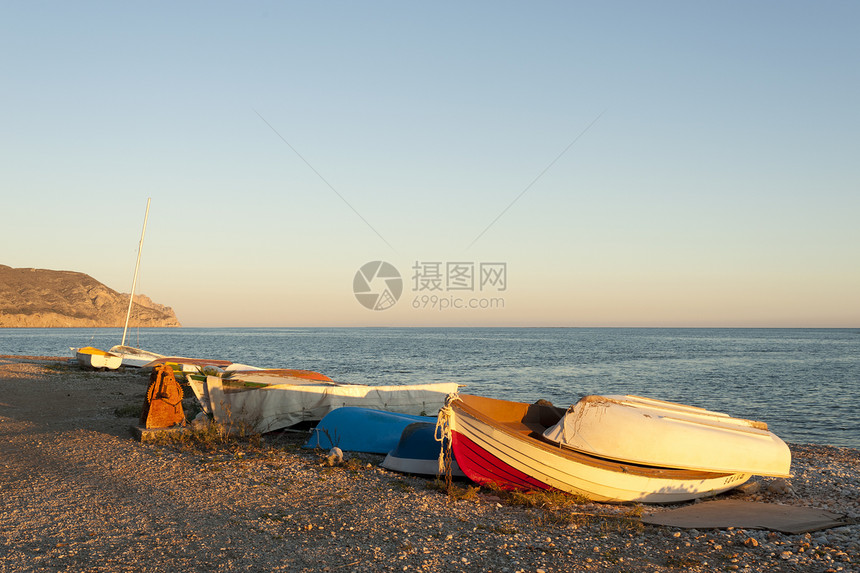 日落时渔船阳光晴天海滩海洋海岸支撑水平图片