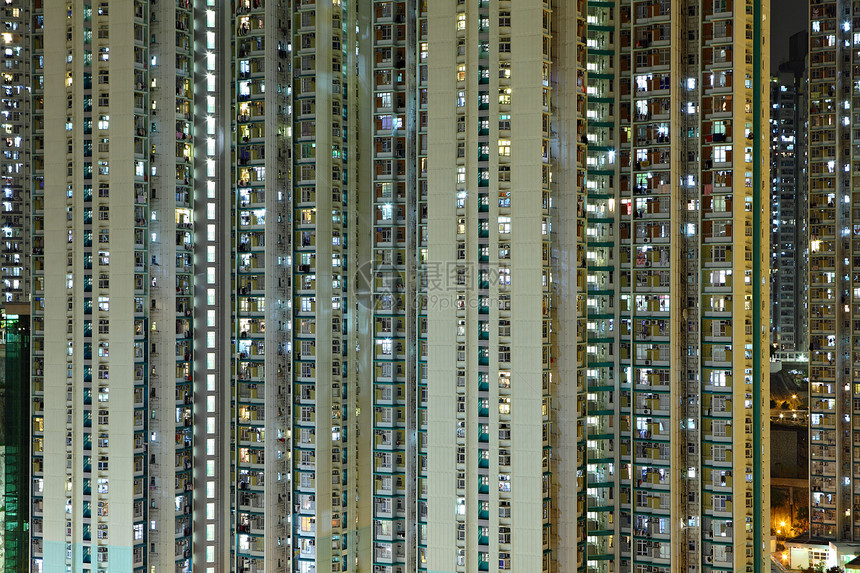 夜间的公寓楼生活摩天大楼建筑窗户高楼住宅城市晴天抵押窗帘图片