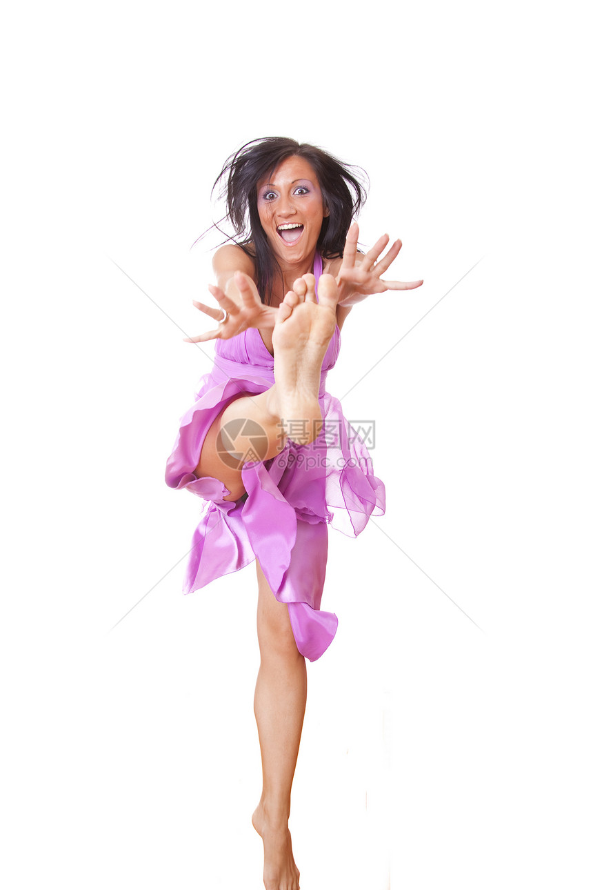 穿着紫色丝绸服的笑女跳跃图片