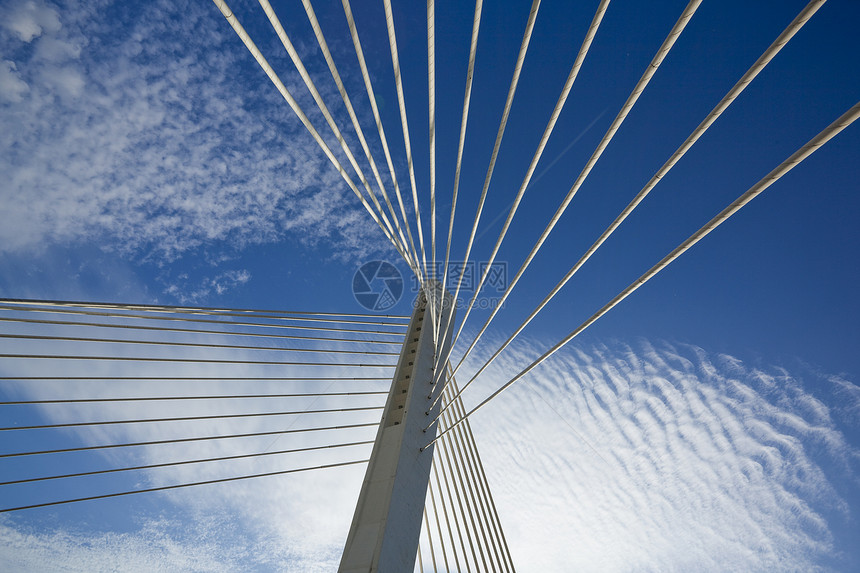 首都波德戈里察千年桥梁详情摘要景观电缆天空线条城市穿越建筑建筑学高度房地产图片