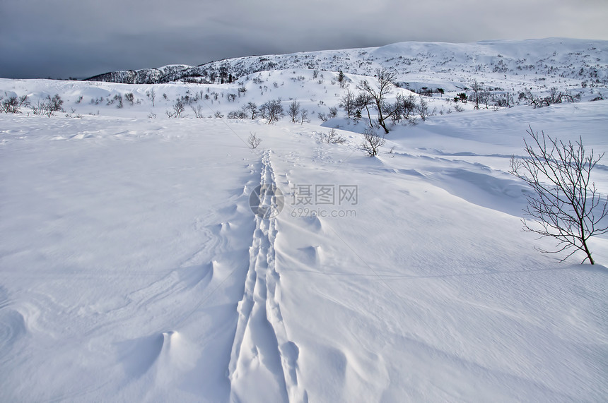 山上的滑雪赛道图片