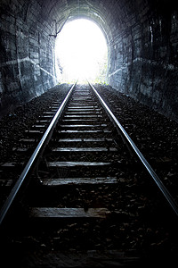隧道尽头的灯光建筑学出口运输火车运动走廊铁路背光黑暗旅行背景图片