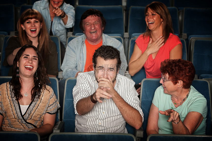 欢笑的观众男人体育场喜悦椅子乐趣食指享受情感看台娱乐图片