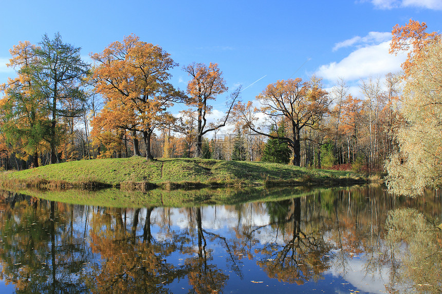 湖中树木和云层的反射 9图片