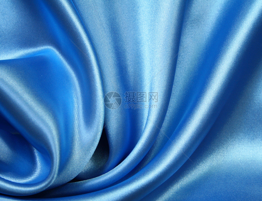平滑优雅的深蓝丝绸银色纺织品材料折痕布料曲线投标丝绸织物海浪图片