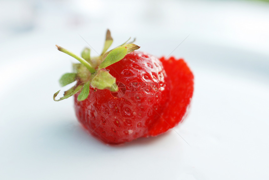 草莓白色浆果绿色叶子红色宏观水果甜点甜食食物图片