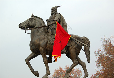 卡斯特里奥蒂Skopje macedonia 的斯肯德贝格巨石纪念碑纺织品横幅国家旗帜国籍军旗红色黑色发丝背景