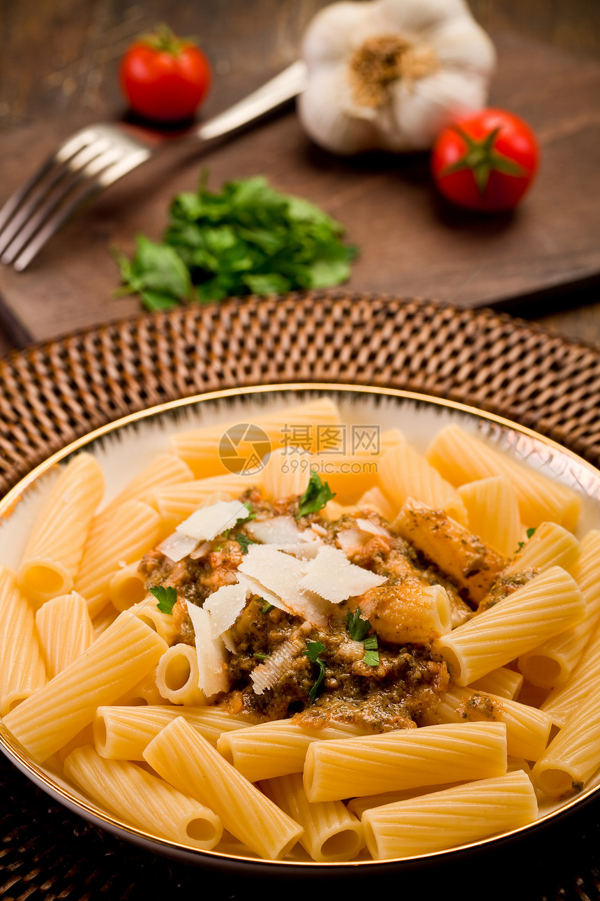 西西里害虫的面食桌子反射食物木头香蒜香菜素菜宏观美味西红柿图片