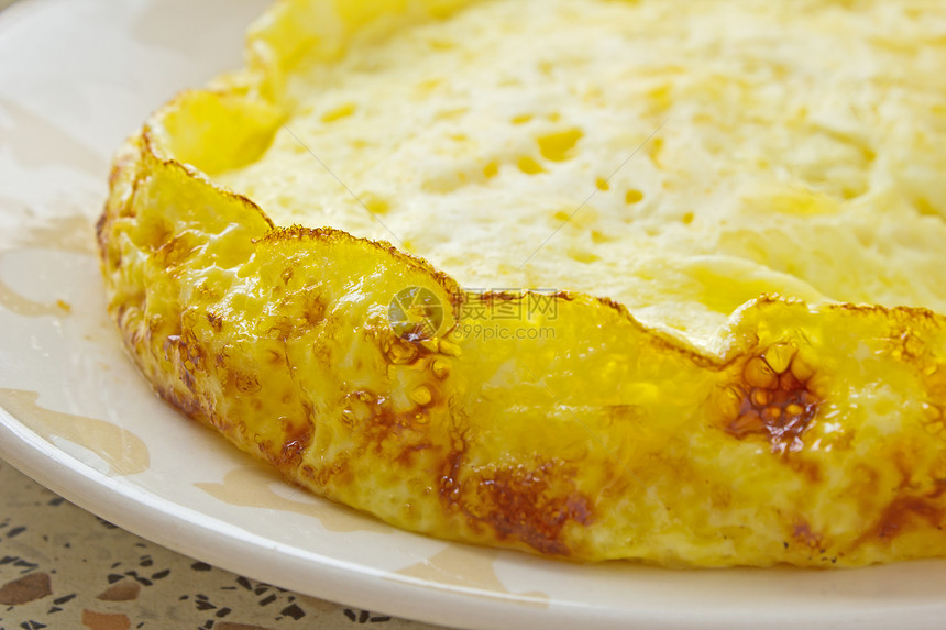 新鲜的热鲜毛煎蛋卷桌子蛋黄早餐晴天美味黄色美食煎饼油炸宏观图片
