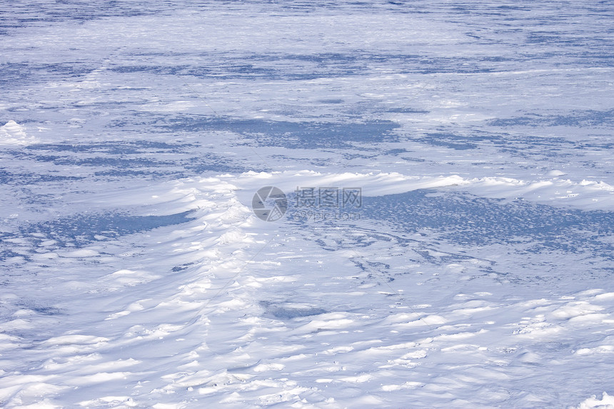 冷冻水库上的雪图片