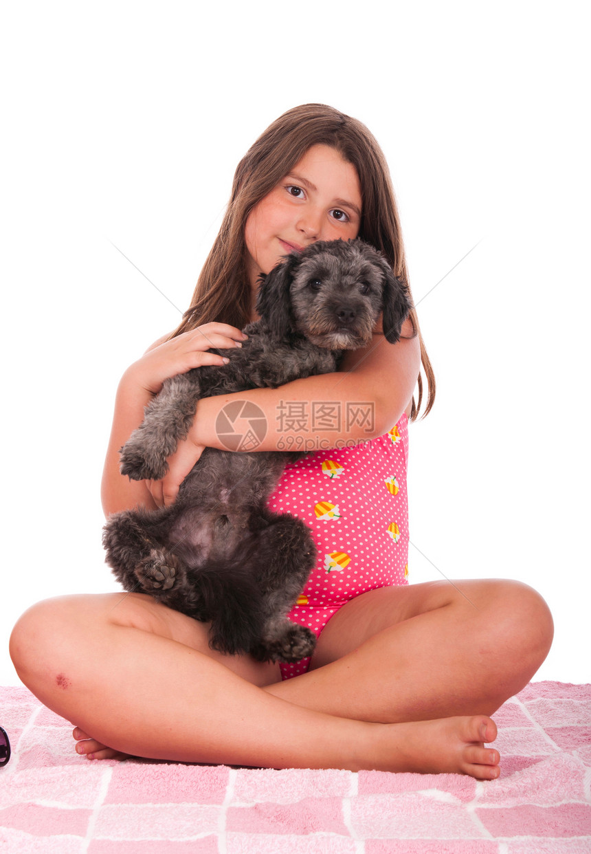 穿着泳装的女孩和狗在沙滩上幸福水池快乐毛巾宠物犬类微笑乐趣青少年海滩图片