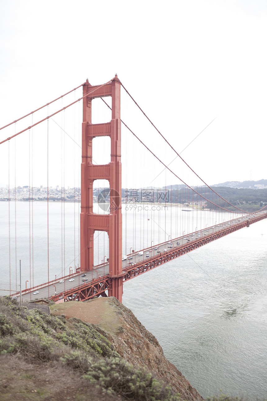 金门桥丘陵悬崖电缆红色海洋图片