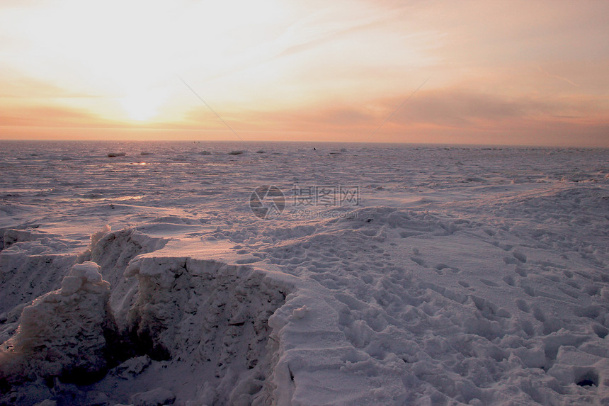 美丽的冬季日落太阳海滩天空海岸阳光地平线冷冻支撑悬崖蓝色图片