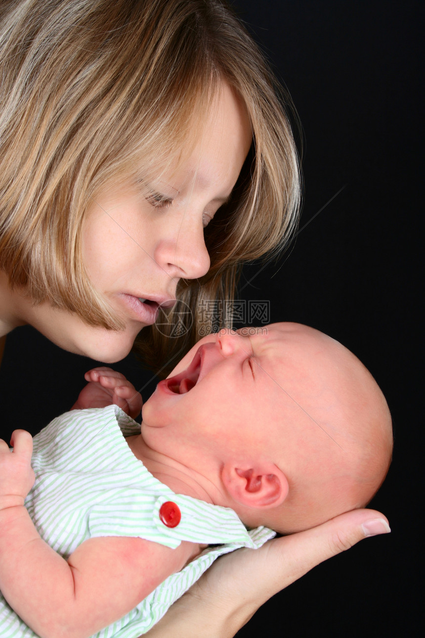 新生儿婴儿女孩哭泣女性孩子感情新生家庭金发青年母亲图片