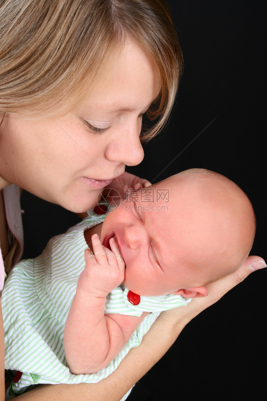 新生儿婴儿黑色女性工作室感情家庭女孩女儿新生母亲青年图片