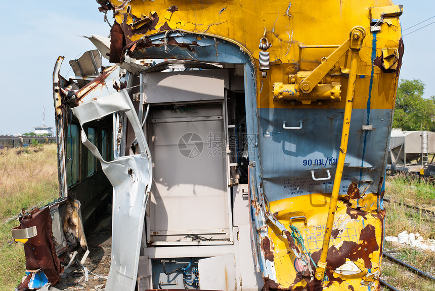 从火车场取来的一列坠毁或损坏的火车残骸金属车站机械铁轨博物馆运动货运机器送货引擎图片