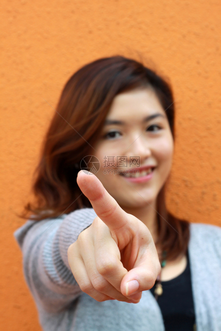 亚洲女性指出商业微笑头发成功手势女士手臂女孩快乐人士图片