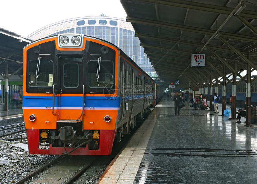 红列车和橙色列车前往泰国曼谷火车站图片