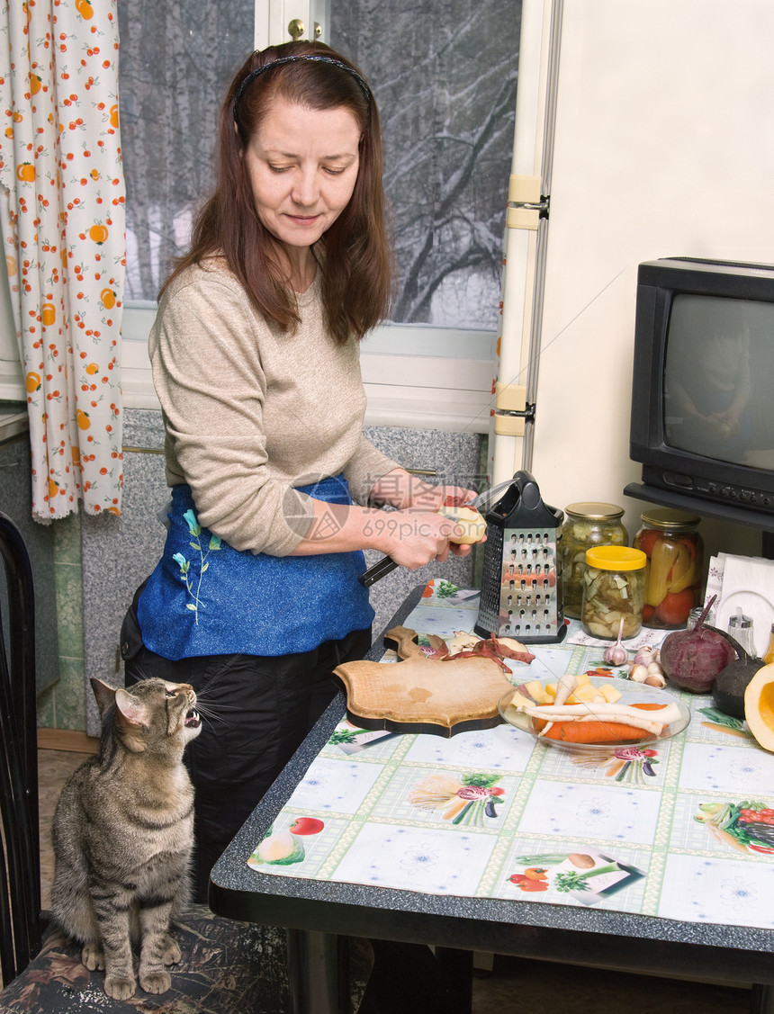 女人做晚饭萝卜午餐沙拉厨房土豆女性食物图片