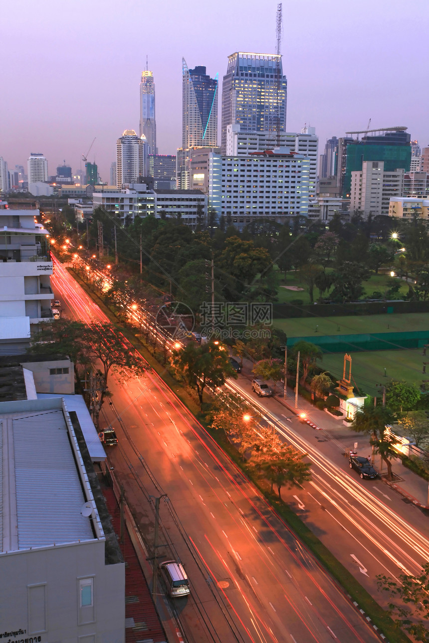 通往曼谷商业区摩天大楼的灯塔图片