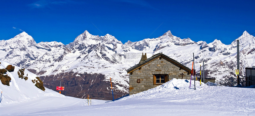 位于Gorne的火车站对瑞士阿尔卑斯山形成全景图片