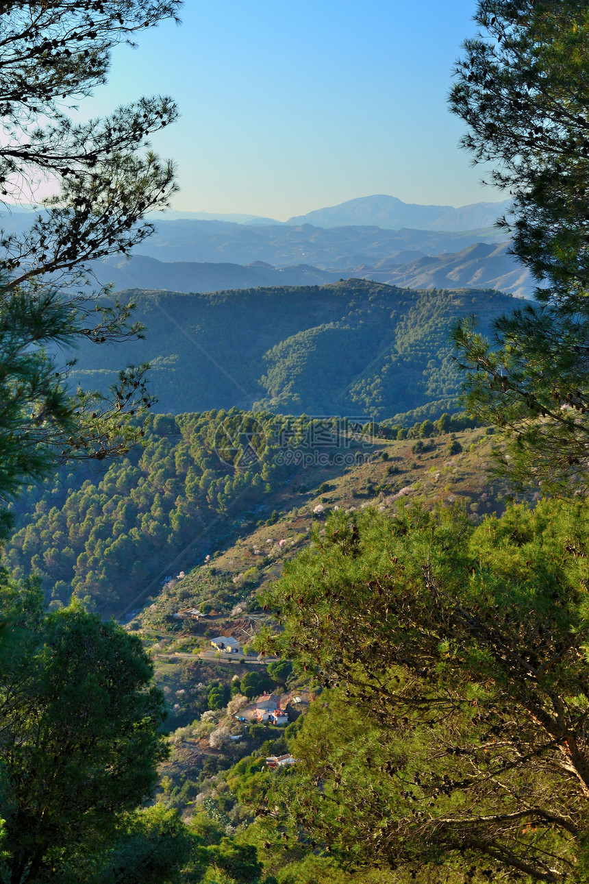 马拉加山爬坡旅游森林山脉绿色天空图片