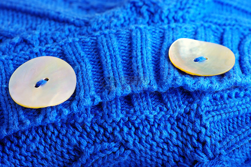 缝合了一条卷状蓝色编织的织物图片