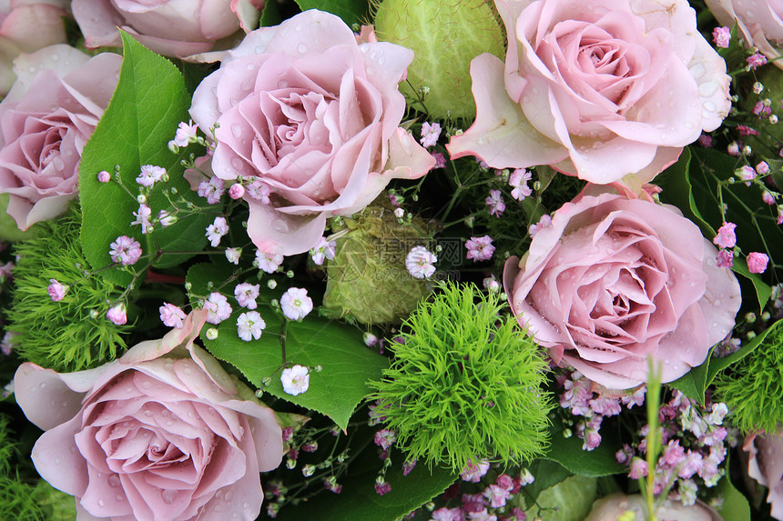 鲜花花和紫色吉普西拉的新娘花束图片