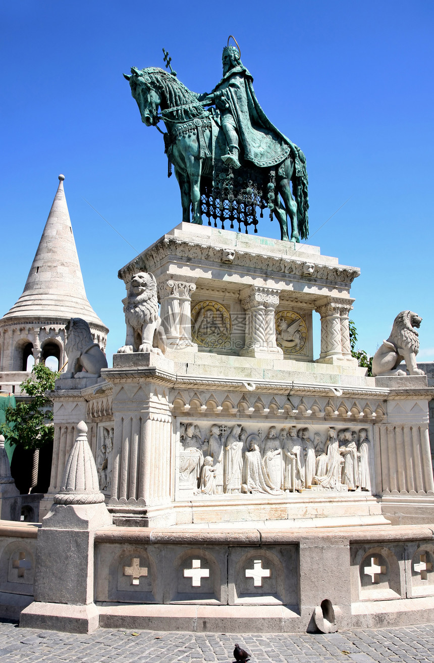 匈牙利布达佩斯的渔夫堡垒雕像纪念碑历史城市爬坡雕塑历史性英雄城堡男人图片