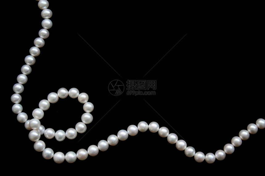 黑天鹅绒上的白珍珠宝藏宝石珠子魅力珠宝珍珠展示细绳象牙手镯图片