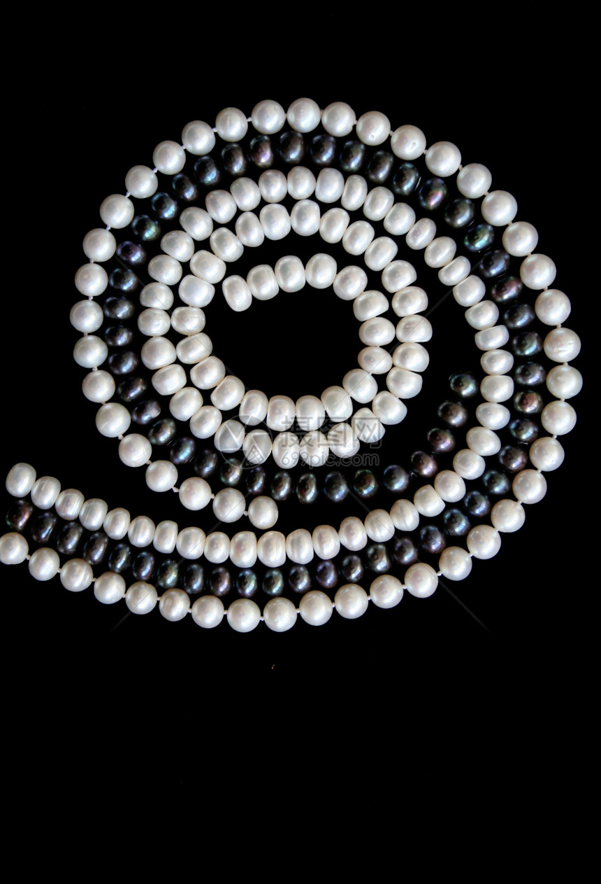 黑色天鹅绒上的白珍珠和黑珍珠珠子珍珠白色女性化珠宝礼物光泽度宝藏宝石手镯图片