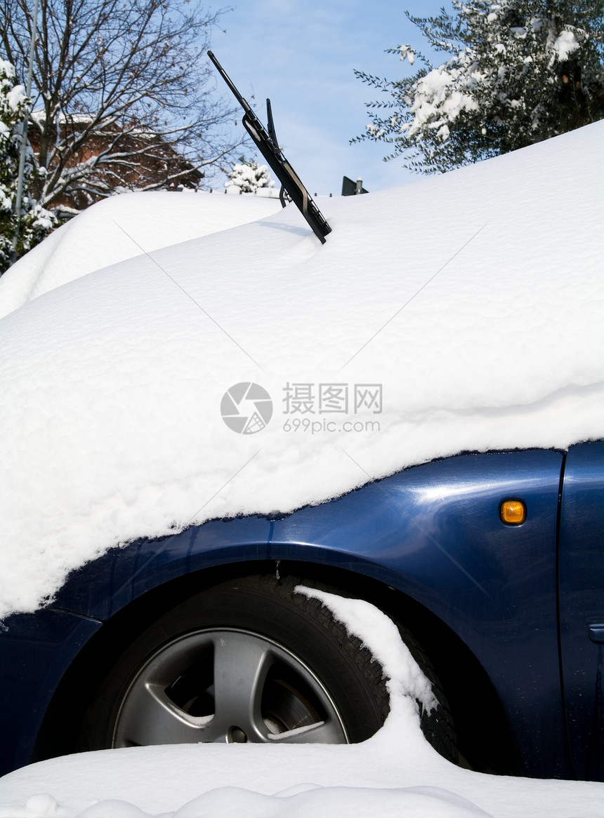 雪中隐藏的车车辆橙子挡风玻璃水器白色汽车蓝色季节图片