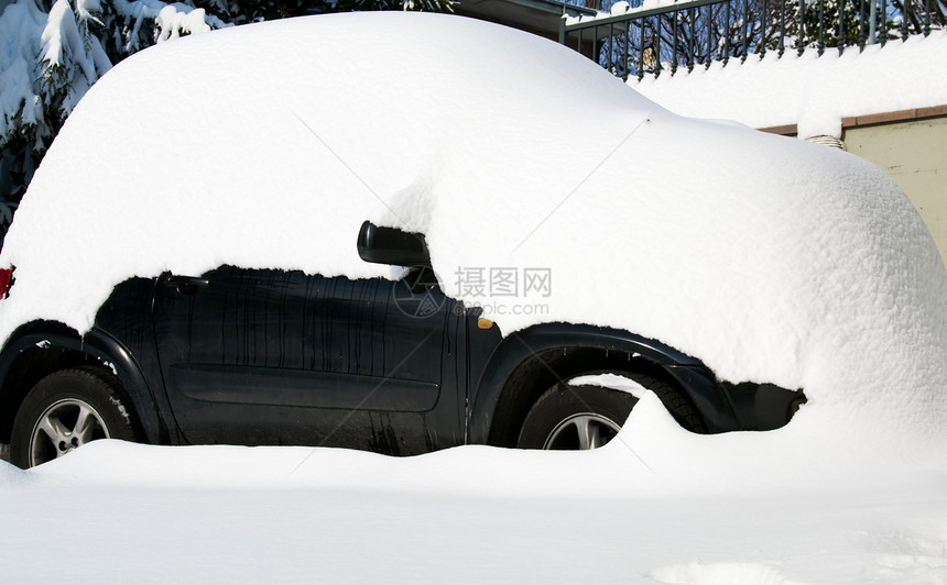 雪中隐藏的车白色镜子水器挡风玻璃季节后视镜车辆橙子越野车汽车图片